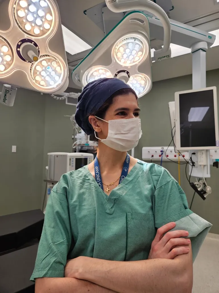 carol-mascara-braços-cruzados