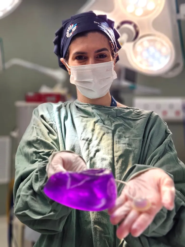 carol-mascara-mão-na-frente